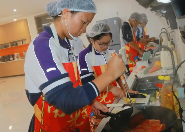 学校让“劳作最荣耀”的种子在每一个孩子心中生根发芽